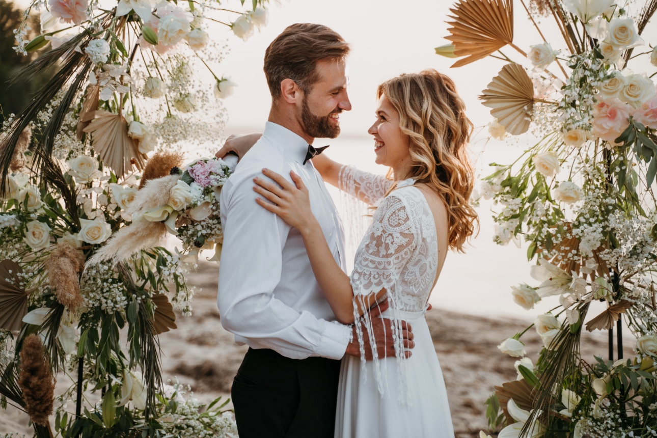 wedding couple on beach