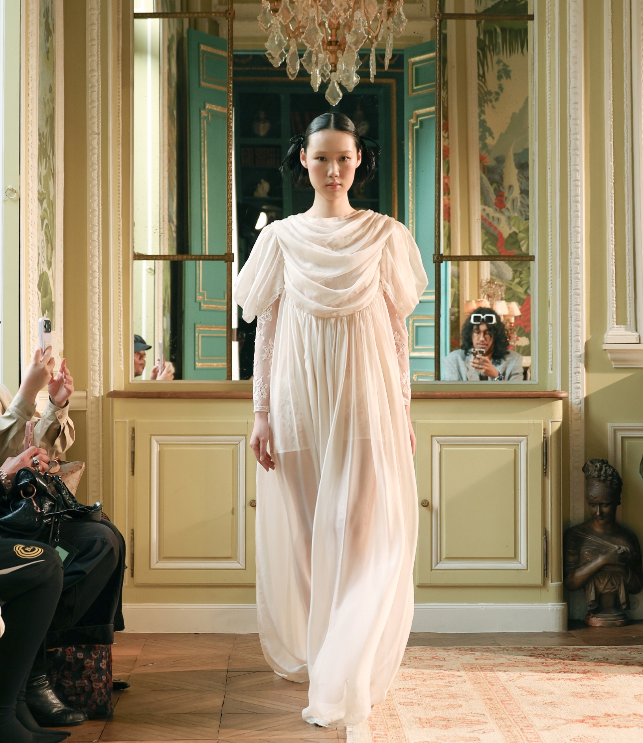 Vintage references merge with modern construction through delicate fabrics and contrasting textures in this style 